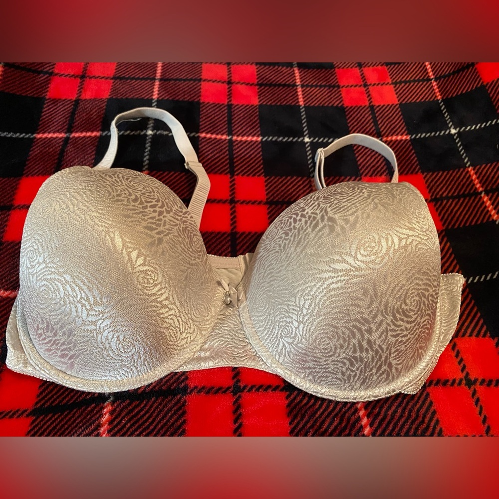 Q-T Intimates Textured Cream Bra Size 42DD